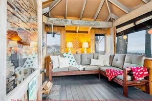 TV, ping pong - Making Memories: Luxury Lakeshore Retreat (Little Suamico)