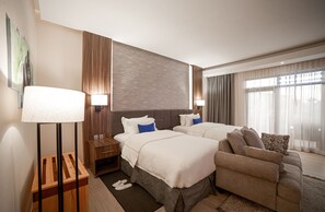 Habitación Deluxe doble, 1 habitación | Mobiliario individual y espacio para trabajar con un portátil