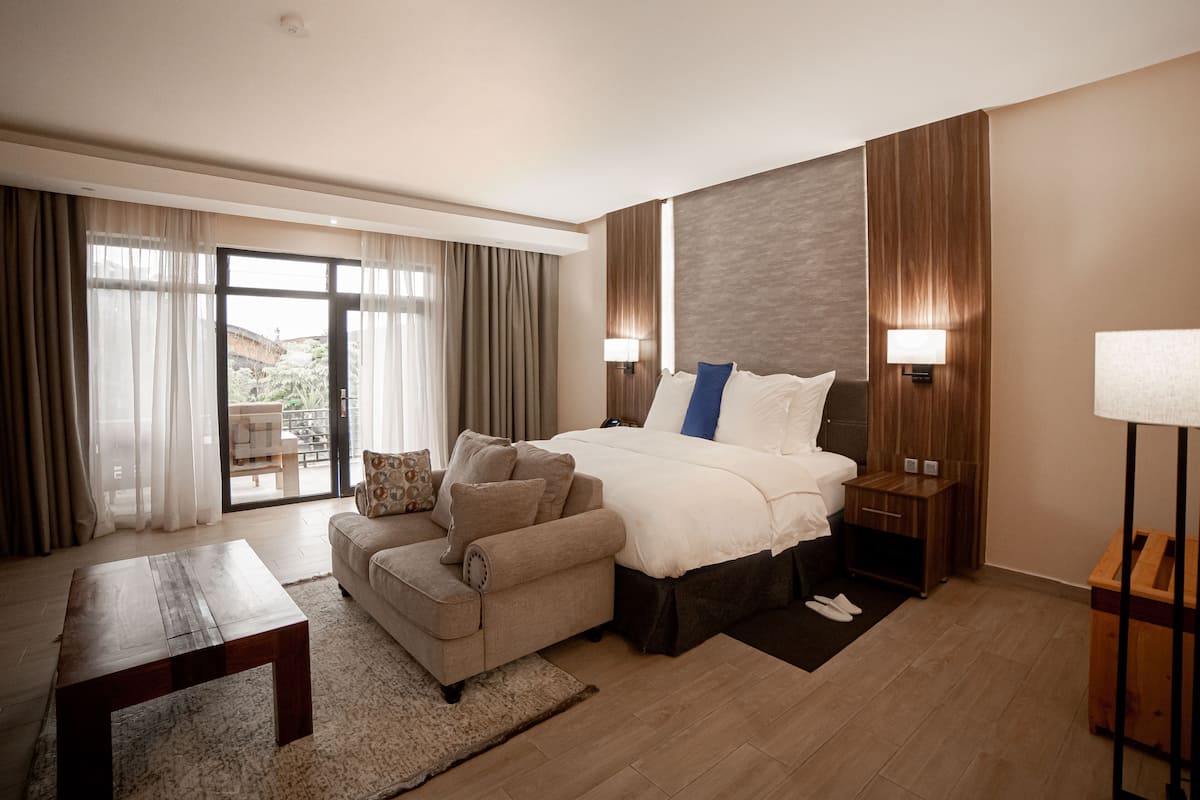 Muebles diferentes y espacio para trabajar con laptop