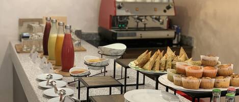 Un buffet con diversi cibi, piatti e condimenti.