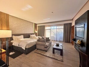 Muebles diferentes y espacio para trabajar con laptop