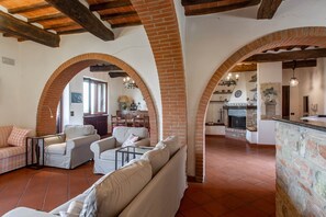 Télévision, cheminée