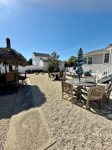 3 bedroom Cottage w/ Tiki Bar, great location in Ship Bottom