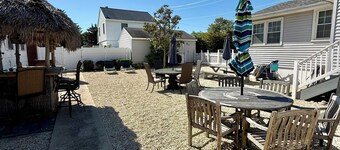 3 bedroom Cottage w/ Tiki Bar, great location in Ship Bottom