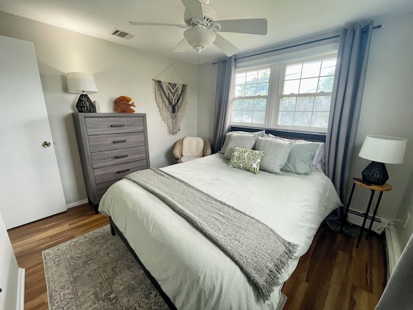 3 bedrooms, free WiFi - 3 bedroom Cottage w/ Tiki Bar, great location in Ship Bottom (Ship Bottom)