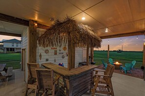 Outdoor dining - *Brand New* Luxury Beach Cottage in Port Bolivar! Short Walk to the Beach! (Bolivar Peninsula)