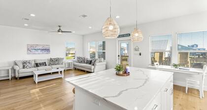 *Brand New* Luxury Beach Cottage in Port Bolivar! Short Walk to the Beach!