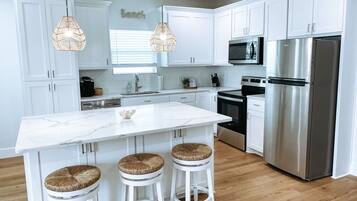 Refrigerador, microondas, horno, placa de cocina