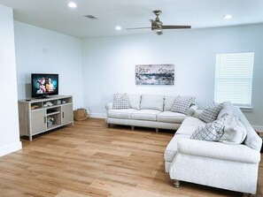 Smart TV, reproductor de DVD y libros 