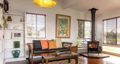 Moffat Beach Retreat, Pet-friendly & Ocean Views