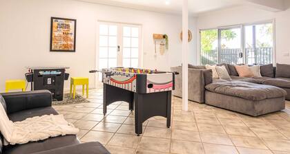 Moffat Beach Retreat, Pet-friendly & Ocean Views