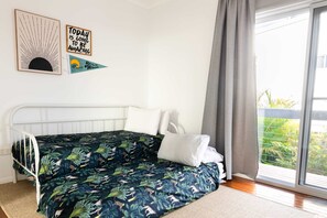 4 slaapkamers, een bureau, een strijkplank/strijkijzer, reisbedje