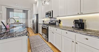 The Modern Mission, 3 bed 3 bath, 2 mi from UA and Dickson, new construction