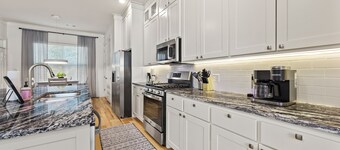 The Modern Mission, 3 bed 3 bath, 2 mi from UA and Dickson, new construction