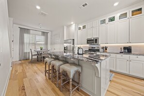 冷蔵庫、電子レンジ、オーブン、コンロ