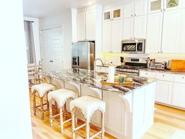 冷蔵庫、電子レンジ、オーブン、コンロ