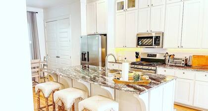 The Modern Mission, 3 bed 3 bath, 2 mi from UA and Dickson, new construction