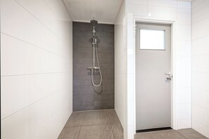 Een douche, gratis toiletartikelen, een haardroger, handdoeken