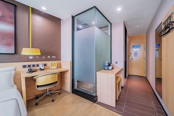 A hotel room with a desk, chair, and a glass partition. - IU Hotel (Chongqing Hechuan Ruishan Road Ta'ermen Square) (Chongqing)