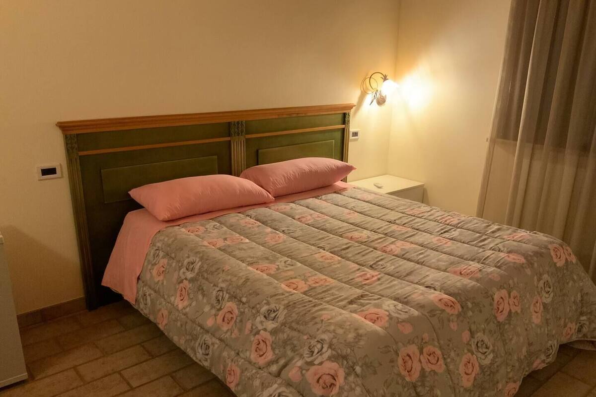 Ropa de cama de alta calidad, cubrecamas y muebles diferentes