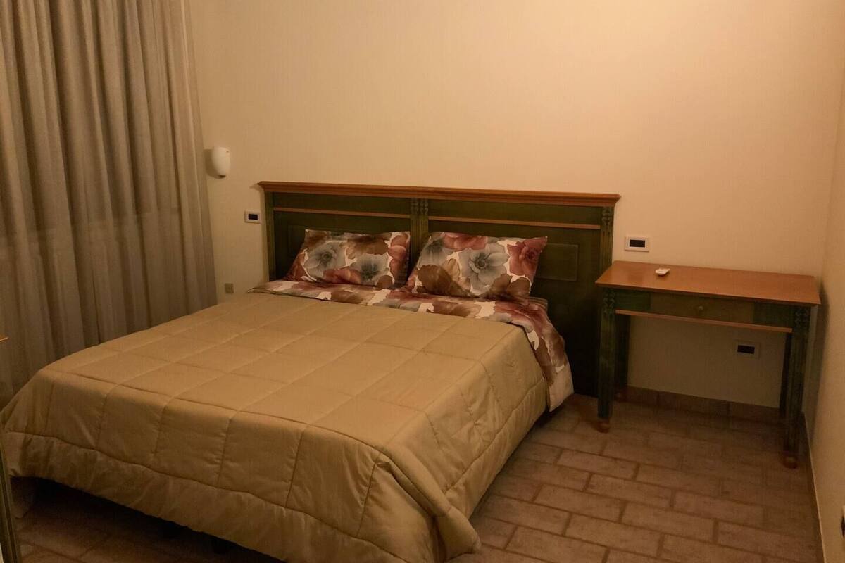 Ropa de cama de alta calidad, cubrecamas y muebles diferentes