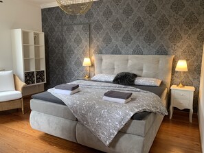 3 bedrooms, desk, iron/ironing board, free WiFi