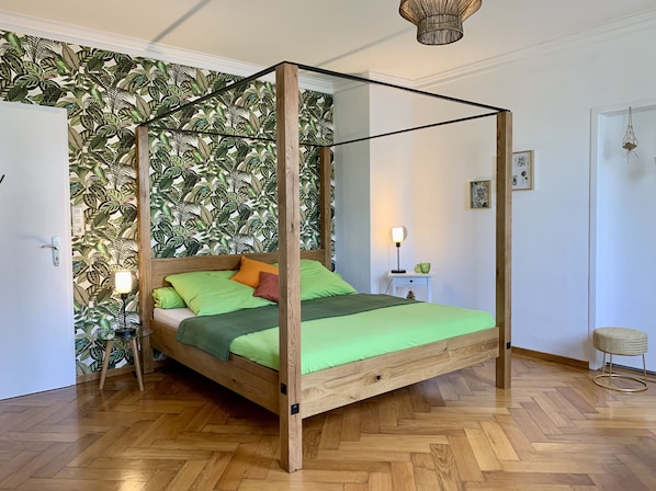 3 bedrooms, desk, iron/ironing board, free WiFi