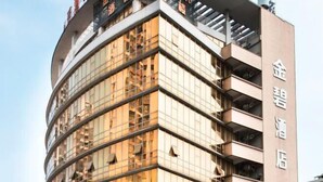 Un hotel de varios pisos con fachada curva y balcones en cada planta.