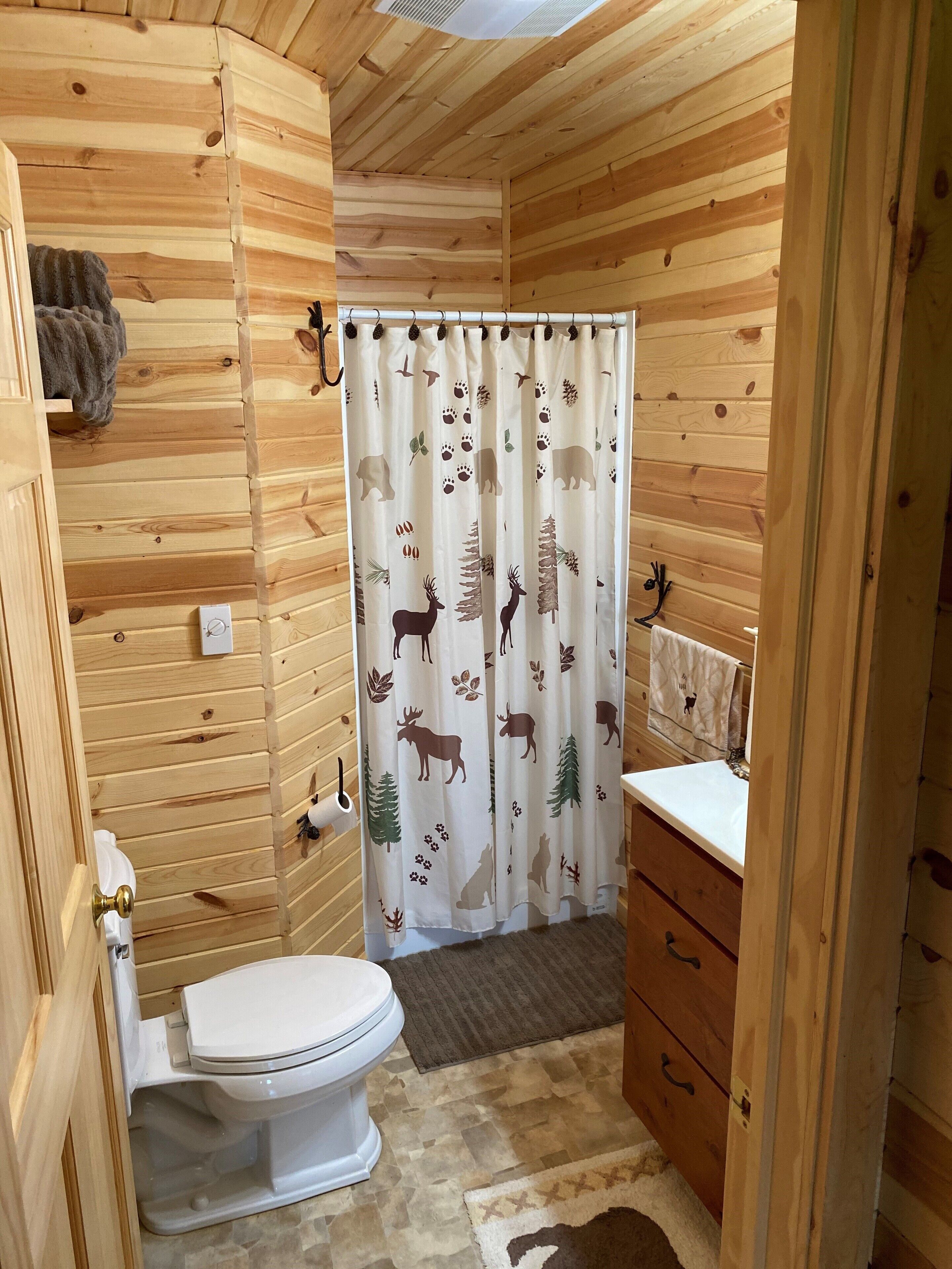 Douche, serviettes fournies, savon, papier de toilette