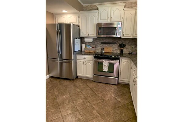 Refrigerador, microondas, horno y parrilla de estufa 