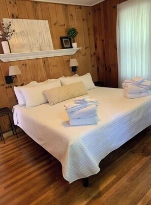 3 bedrooms, iron/ironing board, WiFi, bed sheets