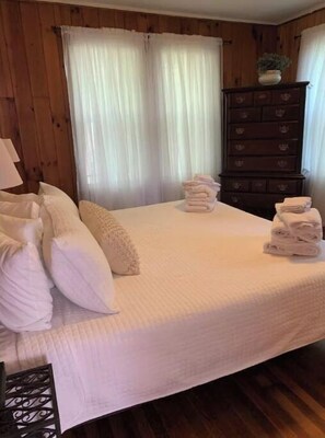 3 slaapkamers, een strijkplank/strijkijzer, wifi, beddengoed