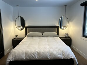 5 bedrooms, iron/ironing board, WiFi, bed sheets - 5* Lavish Home in Grand Bend where the Sunsets are Breathtaking (Grand Bend)