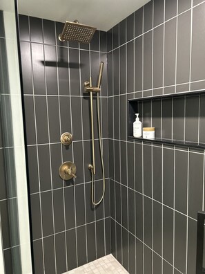 Dusch, hårtork, handdukar och tvål