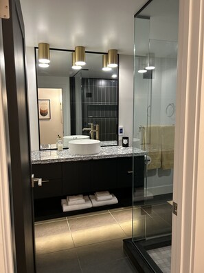 Douche, sèche-cheveux, serviettes fournies, savon