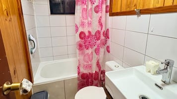 Familie huisje | Badkamer | Een diep bad, handdoeken, zeep, toiletpapier