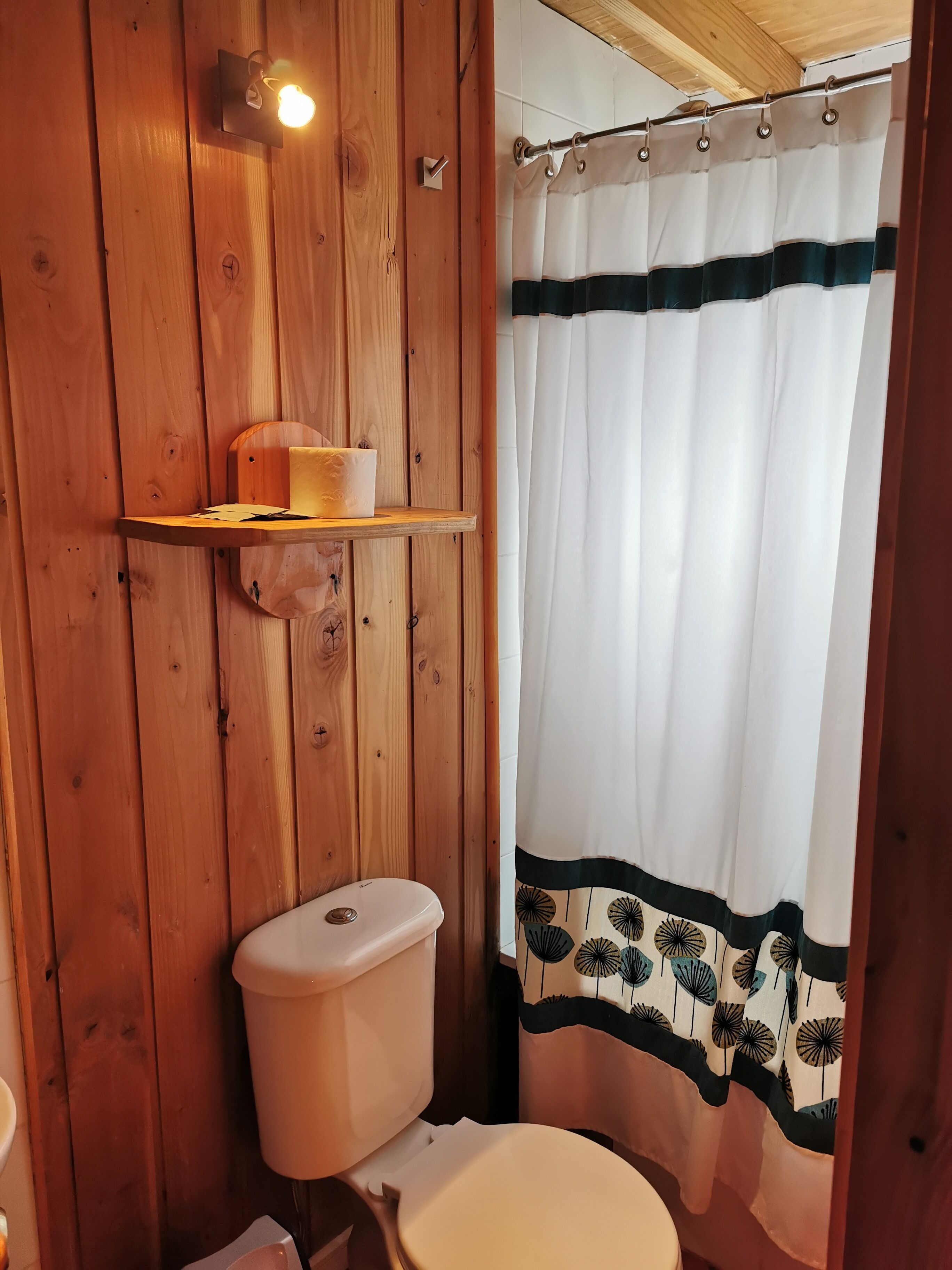 Standard-dobbeltværelse | Badeværelse | Dybe badekar, håndklæder, Sæbe, Toiletpapir