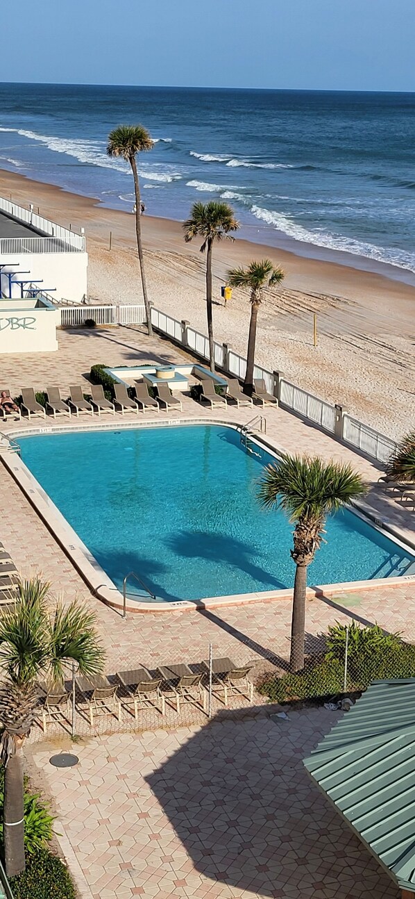 Una piscina techada, una piscina al aire libre