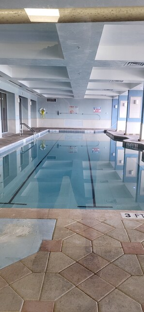 Una piscina techada, una piscina al aire libre