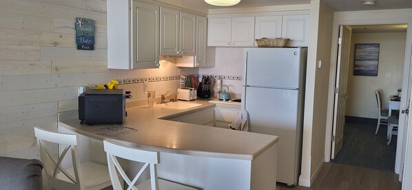 冷蔵庫、電子レンジ、コンロ、コーヒー / ティーメーカー