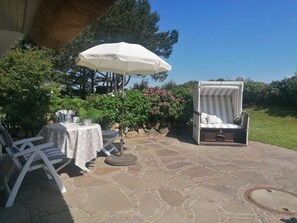 Outdoor dining - Cosy, nicely furnished apartment with spacious sunny terrace (Wenningstedt-Braderup (Sylt))