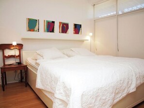 1 habitación, tabla de planchar con plancha, wifi gratis y ropa de cama