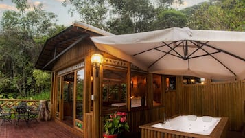 Suite monolocale Luxury, 1 letto king, idromassaggio, vista giardino | Biancheria da letto di alta qualità, minibar, una cassaforte in camera