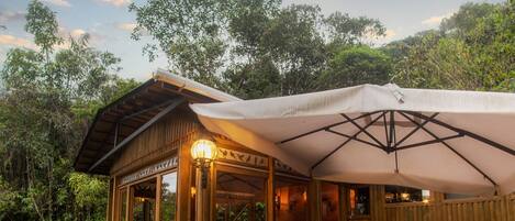 Luksus-studiosuite, 1 kingsize-seng, spabadekar, hageutsikt | Sengetøy av topp kvalitet, minibar og safe på rommet