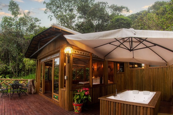 Luxury Studio Suite, 1 King Bed, Hot Tub, Garden View | Premium bedding, minibar, in-room safe, laptop workspace