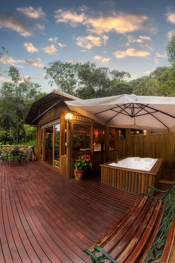 Luxury Studio Suite, 1 King Bed, Hot Tub, Garden View