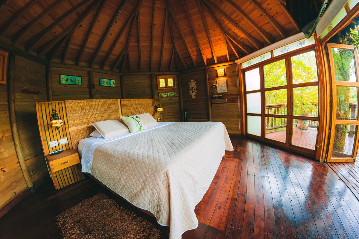 Suite studio luxueuse, 1 très grand lit, baignoire à remous, vue sur le jardin | Literie de qualité, minibar, coffre-fort