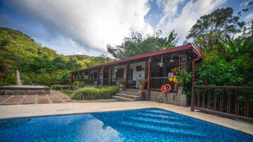 4 piscine all'aperto, ombrelloni da piscina, lettini