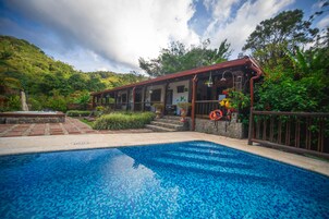 4 piscinas al aire libre, sombrillas, sillones reclinables de piscina