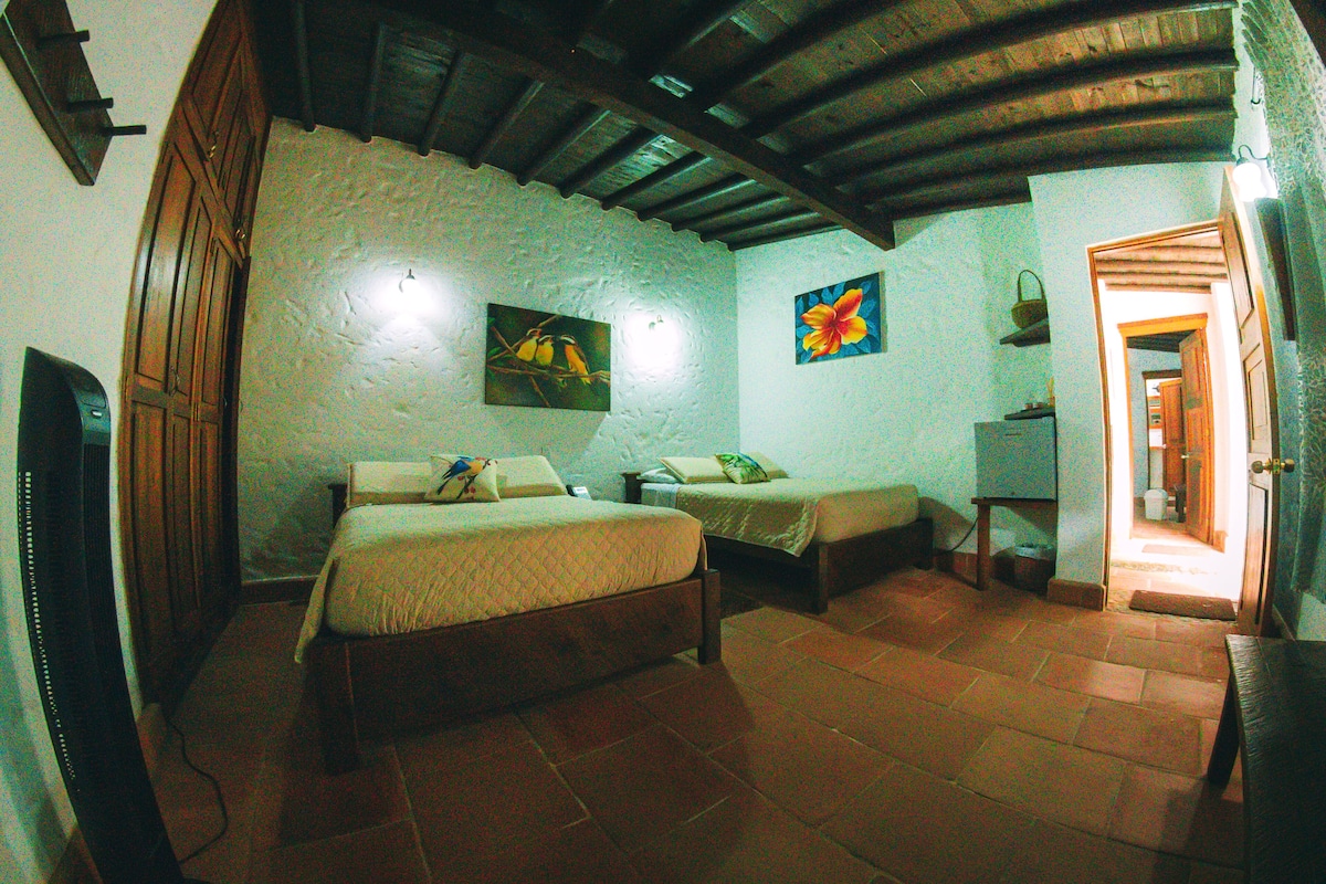 Habitación familiar, 2 camas matrimoniales, baño privado, vista al jardín | Ropa de cama de alta calidad y minibar